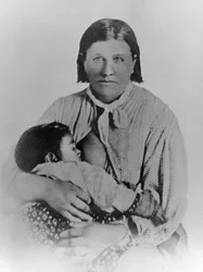 Cynthia Ann Parker z córką Prari Flower, ok. 1861 (zdjęcie czarno-białe)