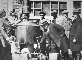 Federalni agenci USA odkrywają nielegalny alkohol jeszcze podczas amerykańskiej prohibicji (1920-33) (zdjęcie czarno-białe)
