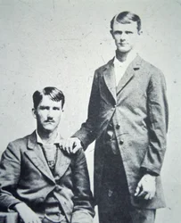 Frank (1843-1915) i Jesse James (1847-82) ok. 1870 (zdjęcie czarno-białe)