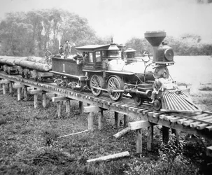 Pociąg towarowy, hrabstwo Coss, Oregon, ok. 1880 r. (zdjęcie czarno-białe)