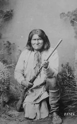 Geronimo trzymający karabin, 1884