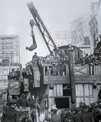 Houdini uciekający z kaftana bezpieczeństwa zawieszony na dźwigu w Nowym Jorku (zdjęcie czarno-białe)