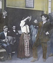 Imigranci w tańcu ludowym na Ellis Island, New York Harbor