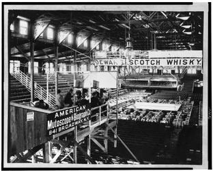 Wnętrze domu klubowego Coney Island, ok. 1899 (zdjęcie czarno-białe)