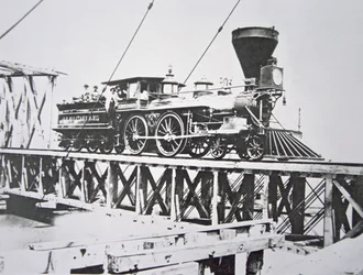 Lokomotywa US Military Railroads (Union Army) przekraczająca estakadę nad rzeką Potomac (zdjęcie czarno-białe)