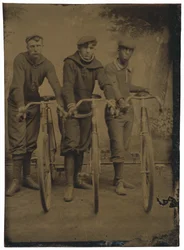 Marshall Walters "Major" Taylor i rowerzyści, ok. 1899 (zdjęcie)
