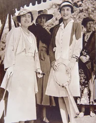 Pani Helen Wills Moody (po prawej), amerykańska mistrzyni tenisa, spotyka się z księżną Yorku w All-England Club na Wimbledonie podczas mistrzostw tenisa ziemnego w 1935 roku (zdjęcie czarno-białe)