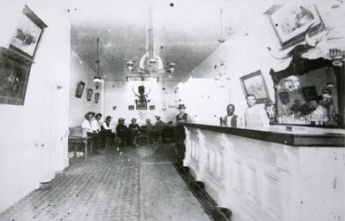 Salon Long Branch, Dodge City, Kansas, ok. 1880 (zdjęcie czarno-białe)