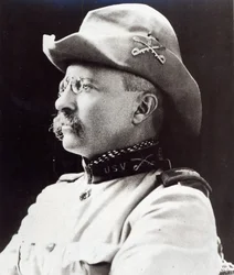 Theodore Roosevelt jako podpułkownik 1 Pułku Kawalerii Ochotniczej USA w 1898 roku (zdjęcie b/w)