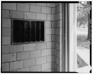Detal płytek i listew z otworami na listy, typowe wejście na klatkę schodową, Techwood Homes, budynek nr 6, 465 Techwood Drive i 119-125 Hunnicutt Street, Atlanta, Fulton County, GA