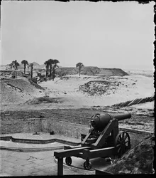Widok na wschód z opuszczonego fortu Moultrie, port Charleston, Karolina Południowa, kwiecień 1865 r