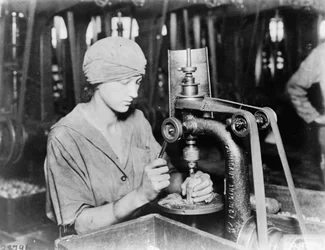 Kobieta pogłębia otwór w rurze detonatora i otwór do napełniania granatu ręcznego w Westinghouse Electric & Mfg. Co., East Pittsburgh, Pensylwania, podczas I wojny światowej, 1914-18