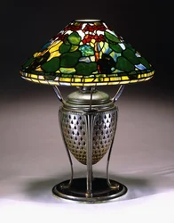 Lampa stołowa „Geranium” ze stożkowym kloszem i podstawą urny z siateczki z brązu ze wzorem rybich łusek, XX w.