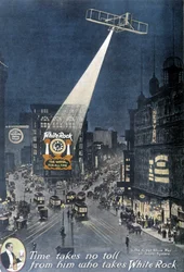 Reklama alkoholu „White Rock”: samolot oświetlający plakat „White Rock” wiszący na budynku na Times Square w Nowym Jorku. 1912.