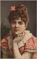 Pani w różowej sukience