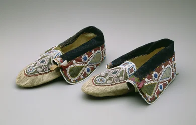 Mokasyny, Chippewa, ok.1835 (skóra jelenia, koraliki szklane, bawełna, tkanina jedwabna i wstążka)