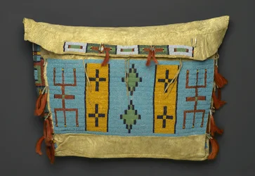 Torba Tipi, z regionu równin, ok. 1860-1900 (skóra, koralik, metal i włosie końskie)