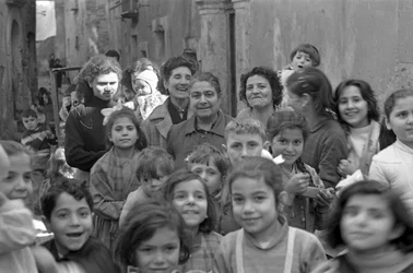 CROTONE - ZDJĘCIE GRUPOWE Z KOBIETAMI I DZIEĆMI