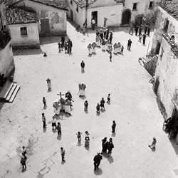 Procesja biczowników, Albano di Lucania, Potenza, Basilicata, Włochy (zdjęcie czarno-białe)