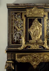 Sztuka Francja: Gabinet zdobi postać króla Ludwika XIV (1638-1715) w Herkulesie Gaulois. Szczegóły. Meble przez Andre Boulle (1642-1733) około 1700 roku. Wysokość: 1,87 m. Paryż, Musee Du Louvre
