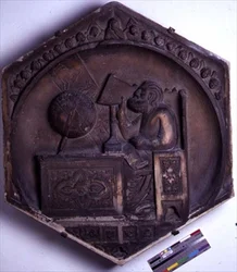 Astronomiczna, sześciokątna dekoracyjna płytka reliefowa z serii przedstawiającej sztuki wyzwolone, prawdopodobnie według projektów Giotta (ok. 1266-1337) ok. 1334-48