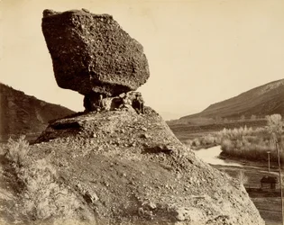 Sfinks z doliny, z serii "The Great West Illustrated in a Series of Photographic Views across the Continent taken along the line of the Union Pacific Railroad West from Omaha, Nebraska" autorstwa A.J. Russella, tom I