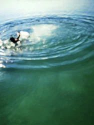 Surfer pod powierzchnią wody