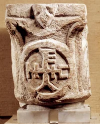 Starożytność chrześcijańska: kapitele z monogramem, Paryż, Luwr