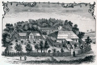Widok z zewnątrz na plebanię i szkołę Hell Ville (Hell-Ville) (Andoany), stolicy wyspy Nosy Be na Madagaskarze. Grawer w „Les Missions Catholiques au XIXeme Siecle” Louis-Eugene (Louis Eugene) Louvet. prywatna kolekcja.