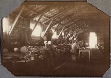Pierwsza wojna światowa 1914-1918: barak rannych żołnierzy francuskich w Couville nad kanałem La Manche, Dolna Normandia, Francja. Fotografia anonimowa, maj 1917. Kolekcja prywatna, Stella.
