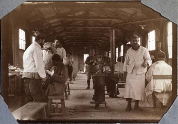 I wojna światowa 1914-1918: przebieralnia dla rannych żołnierzy francuskich. Couville dans la Manche, Dolna Normandia (Dolna Normandia), Francja. Zdjęcia anonimowe maj 1917. Zbiory prywatne, Stella.