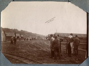 Pierwsza wojna światowa 1914-1918: eskadra wojskowa z Mont-Saint-Martin przelatująca nad obozem Couville, Manche, Dolna Normandia, Francja. Fotografia anonimowa, czerwiec 1917. Kolekcja prywatna Stella.