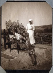 Pierwsza wojna światowa 1914-1918: pielęgniarka (Therese Pavillou?) w bluzie na grobie francuskiego sierżanta pilota Roux, który zmarł w wieku 21 lat w Couville, Manche, Dolna Normandia (Dolna Normandia), Francja. Anonimowe zdjęcie z lipca 1917. Zbiory pry