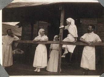 Pierwsza wojna światowa 1914-1918: pielęgniarki i lekarze w bluzach rozmawiają w Couville, Manche, Dolna Normandia (Dolna Normandia), Francja. Anonimowe zdjęcie z lipca 1917. Zbiory prywatne, Stella.