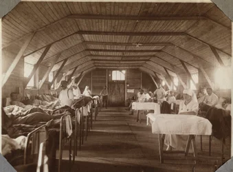 Pierwsza wojna światowa 1914-1918: ranni żołnierze i pielęgniarki Francuskiego Czerwonego Krzyża, obóz w Couville w departamencie Manche, Dolna Normandia, Francja. Fotografia anonimowa, lipiec 1917. Kolekcja prywatna, Stella.