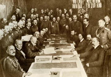 I wojna światowa: podpisanie traktatu pokojowego w Brześciu Litewskim w dniu 03.03.1917 r. między Niemcami a Rosjanami. Imperium bolszewickie ma inne terytoria niż Niemcy. Przedstawiciele centralnych imperiów (lub Trójprzymierza, Niemcy, Austria