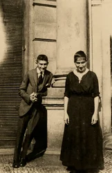 Franz Kafka (1883-1924) ze swoją siostrą Ottlą (1892-1943) przed Domem Oppelta w Pradze pod Anonimem, ok. godz. 1914 - Fotografia - Kolekcja prywatna