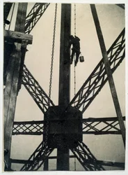 Malarz na wieży Eiffla w 1889 roku, Paryż
