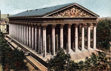 Paryż: widok zewnętrzny kościoła Madeleine zaprojektowany przez architekta Pierre Alexandre Vignon (1763-1828). Zdjęcie z 1920 roku w „Albumie Artystycznym” miasta Paryża. Prywatna kolekcja.