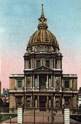 Paryż: widok zewnętrzny Kopuły Hotelu des Invalides zrealizowany przez Julesa Hardouina Mansarta (1646-1708) według projektu Liberała Bruanda. Zdjęcie z 1920 roku w „Albumie Artystycznym” miasta Paryża. Prywatna kolekcja.