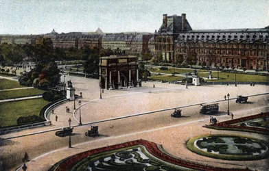 Paryż: panorama Tuileries (ogród i pałac) oraz Łuk Triumfalny du Carrousel. Zdjęcie z 1920 roku w „Albumie Artystycznym” miasta Paryża. Prywatna kolekcja.