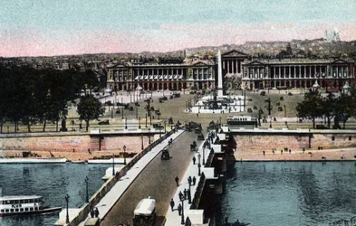Paryż: panorama mostu i Place de la Concorde z obeliskiem i kościołem Madeleine przeniesionym do bazyliki Sacre Coeur (Sacre-Coeur) na Montmartrze. Po lewej obecny Hotel Crillon, a po prawej Hotel de la Marine