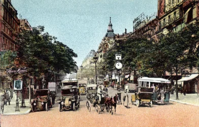 Paryż: ruch uliczny na bulwarze włoskich, jednym z największych bulwarów miasta. Zdjęcie z 1920 roku w „Albumie Artystycznym” miasta Paryża. Prywatna kolekcja.