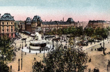 Paryż: widok na Place de la Republique z posągiem Republiki. Zdjęcie z 1920 roku w „Albumie Artystycznym” miasta Paryża. Prywatna kolekcja.