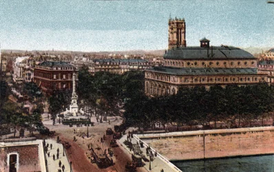 Paryż: widok na Place du Chatelet i Teatr Sarah-Bernhardt (dzisiejszy Theatre de la Ville). W tle wieża św. Jakuba (św. Jacques). Zdjęcie z 1920 roku w „Albumie Artystycznym” miasta Paryża. Prywatna kolekcja.