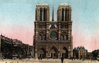 Paryż: widok na fasadę katedry Notre Dame (Notre-Dame). Gotycka architektura. Zdjęcie z 1920 roku w „Albumie Artystycznym” miasta Paryża. Prywatna kolekcja.