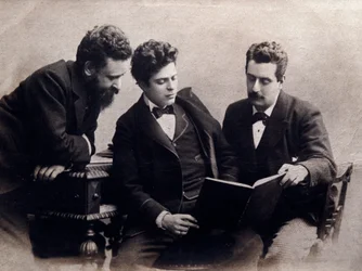 Portret (od l. do p.) Alberto Franchetti (1860-1942), Pietro Mascagniego (1863-1945) i Giacomo Pucciniego (1858-1924) włoskich kompozytorów Fotografia. 1900 ok. Prywatna kolekcja