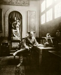 Portret francuskiego pisarza Anatole France (1844-1924) w 1904 roku w jego gabinecie. Prywatna kolekcja