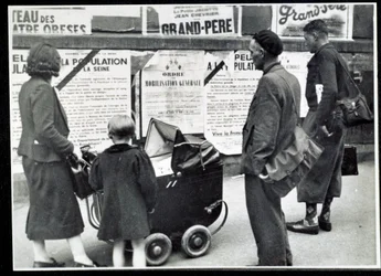 II wojna światowa (1939-1945): przechodnie czytają plakaty mobilizacyjne we wrześniu 1939 r.