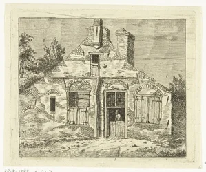 Mężczyzna w starym domu, wyglądający przez drzwi